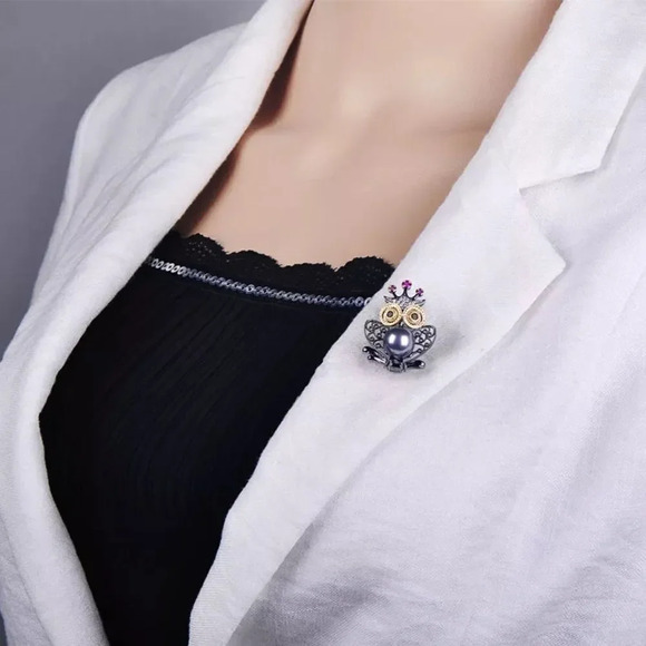 VQ Crown Owl Brooch - Picture 3 of 4